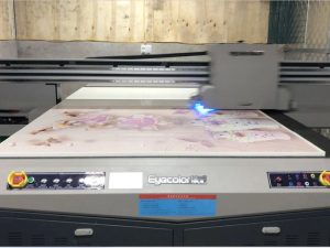 Ứng dụng của máy in UV trong ngành quảng cáo